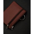 Etui na klucze w brązowym kolorze wykonane ze skóry naturalnej zamykane suwakiem