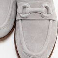 Damskie mokasyny ze skóry naturalnej z subtelną klamrą szare 100-D-105-8