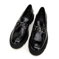 Damskie mokasyny ze skóry lakierowanej z łańcuszkiem czarne 99-D-106-1