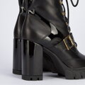 Botki skórzane z klamerką na słupku czarno-złote 95-D-801-1
