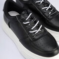Damskie sneakersy skórzane na lekkiej platformie czarno-białe 95-D-951-1
