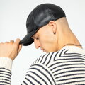 Męska czapka ze skóry z daszkiem czarna 99-H-001-1