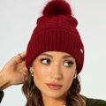 Damska czapka o delikatnym splocie z pomponem bordowa 99-HF-204-3
