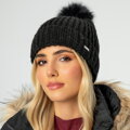 Damska czapka o grubym splocie z pomponem czarna 99-HF-203-1