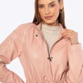 Damska kurtka skórzana z paskiem w talii różowa 100-09-402-P