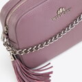 Dámska kožená kabelka cez rameno na retiazke, fialová 29-4E-015-F