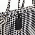 Dámska žakárová shopper kabelka so vzormi, čierna a biela 99-4E-500-X3