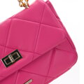 Dámska prešívaná štvorcová kabelka na retiazke, ružová 97-4Y-229-P