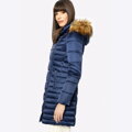 Damska kurtka puchowa z asymetrycznym zapięciem granatowa 95-9D-403-N