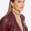 Damski płaszcz ze skóry z paskiem bordowy 100-09-408-3