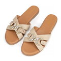 Damskie klapki z imitacji skóry z dekoracyjną klamrą beżowe 100-DP-205-9