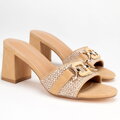 Damskie klapki z ozdobną klamrą beżowe 100-DP-201-9