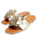 Damskie klapki ze skóry w dekoracyjne kwiaty złote 100-D-251-G