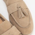 Damskie mokasyny zamszowe z chwostem beżowe 100-D-402-9