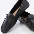 Damskie mokasyny ze skóry z rzemykiem czarne 100-D-503-1