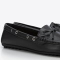 Damskie mokasyny ze skóry z rzemykiem czarne 100-D-503-1