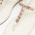 Damskie sandały ze skóry naturalnej z ozdobami kremowe 100-D-703-0