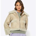 Krótka damska kurtka ze sztucznym futerkiem jasny beż 99-9W-900-9