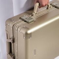 Mała walizka z aluminium na kółkach złota 56-3H-101-86M