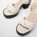 Sandały skórzane z miękkim paskiem na platformie kremowe 94-D-757-0