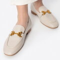 Skórzane damskie mokasyny z klamrą kremowe 100-D-504-9