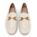 Skórzane damskie mokasyny z klamrą kremowe 100-D-504-9