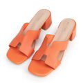Skórzane klapki na słupku z wycięciem w literę „H” pomarańczowe 100-D-850-6