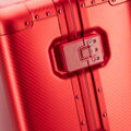 Średnia walizka z aluminium na kółkach czerwona 56-3H-102-30M