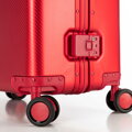 Średnia walizka z aluminium na kółkach czerwona 56-3H-102-30M
