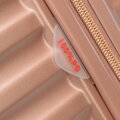 Średnia walizka z polikarbonu w poziome żebrowanie różowe złoto 56-3P-612-77G