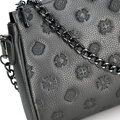 Kožená crossbody kabelka s razbou strieborná 99-4E-307-S