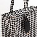 Dámska žakárová shopper kabelka so strapcom, čierna a biela 99-4E-501-X3