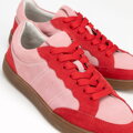 Zamszowe sneakersy ze wstawkami z ekoskóry różowo - czerwone 100-D-350-P