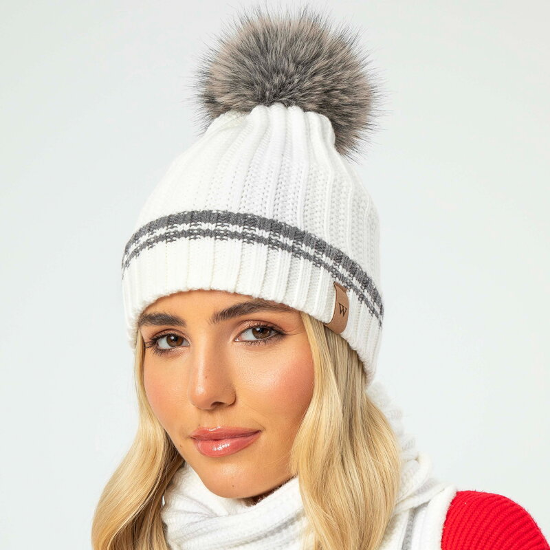 Damska czapka ze wzorem w paski i pomponem biała 99-HF-003-08