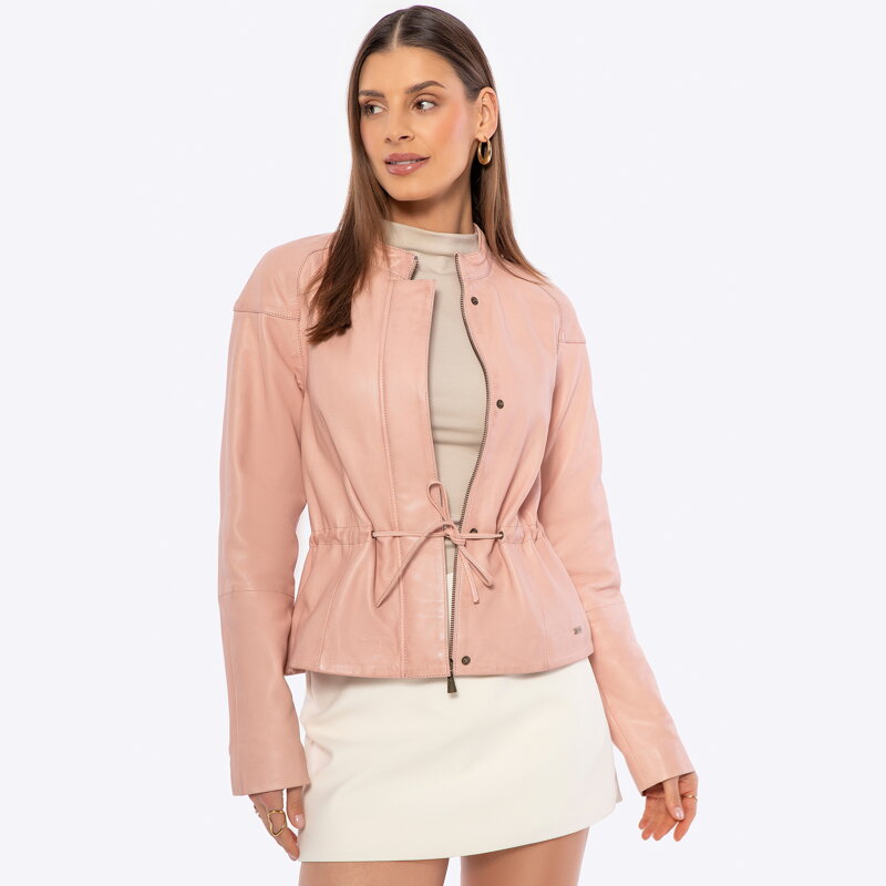 Damska kurtka skórzana z paskiem w talii różowa 100-09-402-P