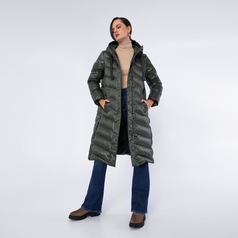 Damski płaszcz pikowany z nylonu długi zielono-czarny 97-9D-406-Z