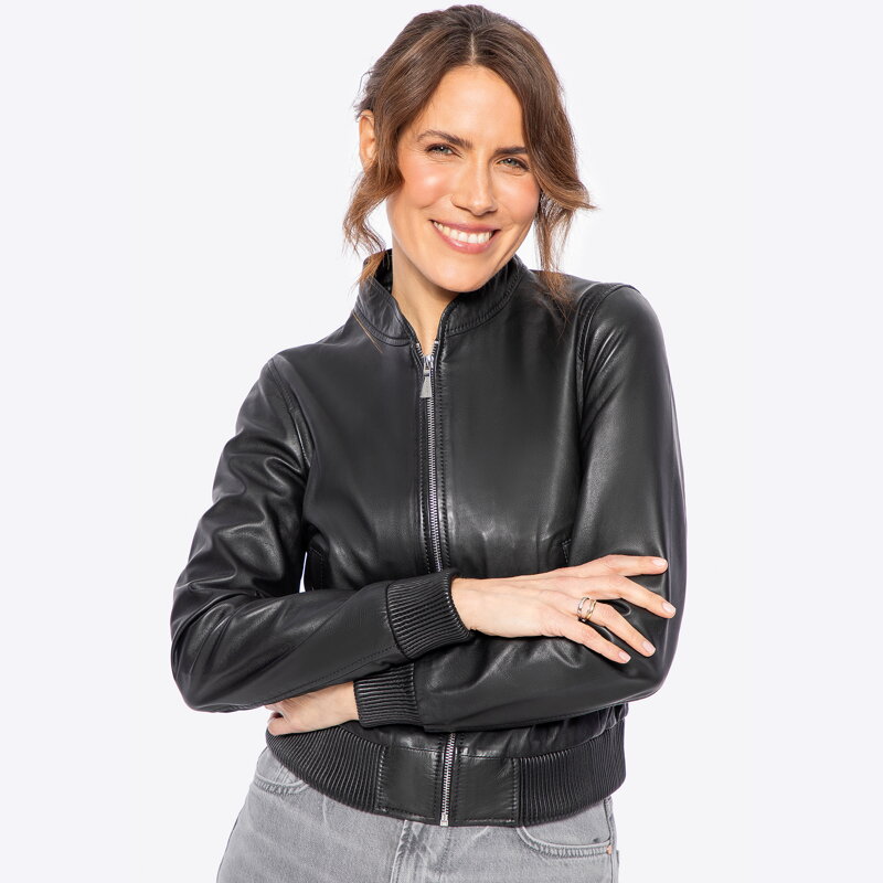 Kurtka ze skóry owczej z elastycznym ściągaczem czarna 100-09-902-1