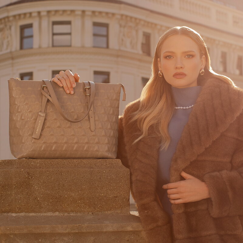 Damska shopperka skórzana w logo beżowa 99-4E-632-9